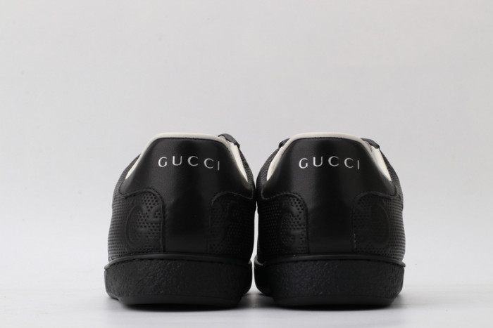 Gv*c ace embroidered low-top sneaker 431942a38g09065